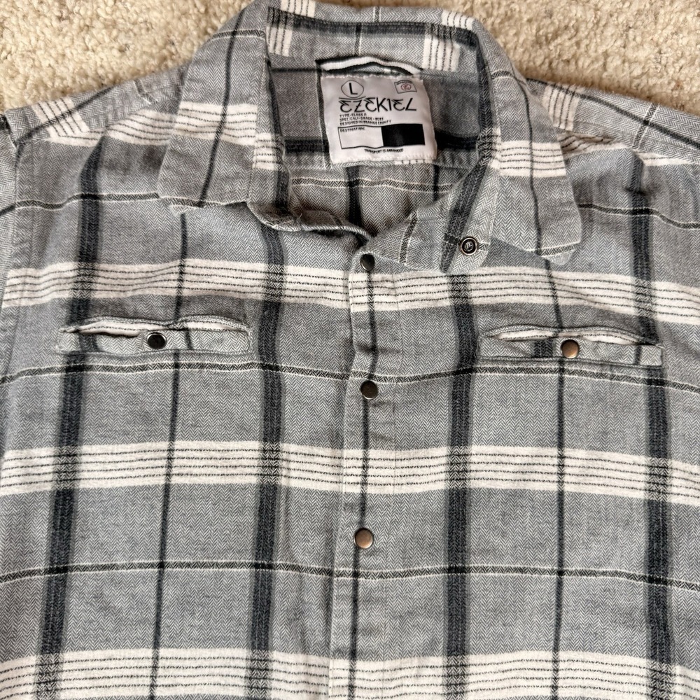 Ezekiel‎ Mens Flannel Plaid Shirt L Button Up W/Pockets Long Sleeve Casual Black